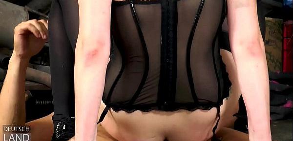 Maria Skylers zeigt dir heute, das sie auch im Umgang mit Natursekt kein Anfänger ist - und pisst  dp